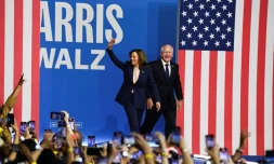 La vice-présidente des Etats-Unis et candidate démocrate à l'élection présidentielle de 2024, Kamala Harris, et son colistier, le gouverneur du Minnesota Tim Walz, lors d'un meeting de campagne à Philadelphie (Pennsylvanie), aux Etats-Unis, le 6 août 2024