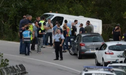 Des membres la police espagnole à côté du véhicule transportant le corps de Younès Abouyaaqoub, conducteur présumé du véhicule-bélier de l'attentat de Barcelone, à Subirat, le 21 août 2017