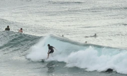 Des surfeurs à Boulders Beach à Ballina en Nouvelles Galles du Sud en Australie le 29 avril 2016