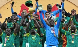 Le footballeur sénégalais Sadio Mané porte la coupe de la CAN le 18 janvier 2026 à Rabat alors qu'il célèbre avec ses coéquipiers la victoire des Lions de la Teranga à la finale du tournoi 