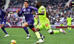 L'attaquant de Lille Nicolas Pépé (d) poursuivi par le défenseur de Toulouse Gen Shoji le 21 avril 2019 au Stadium de Toulouse
