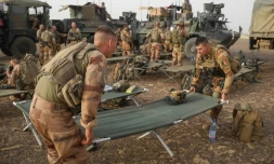 Des soldats français dressent un camp au Mali le 26 mars 2019 sur la route Gossi-Hombori, dans la région de Gourma
