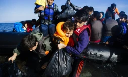 Des migrants débarquent sur l'île grecque de Lesbos en provenance de Turquie le 12 octobre 2015