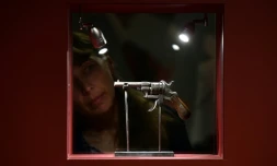 Le pistolet avec lequel Verlaine tenta d'assassiner Rimbaud lors d'une exposition au musée des Beaux-Arts de Mons (Belgique), le 27 octobre 2015 