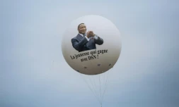 Un ballon portant la photo du président sortant et candidat à sa réélection Denis Sassou-Nguesso à Brazzaville le 19 mars 2021