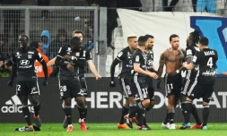 La joie des Lyonnais après le 3e but de leur équipe, oeuvre de Memphis Depay (torse nue) face à Marseille, le 18 mars 2018 au Vélodrome