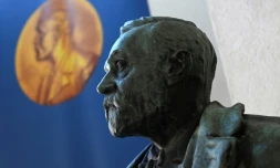 Un buste d'Alfred Nobel pris en photo avant l'annonce des lauréats du prix Nobel de médecine à l'Institut Karolinska de Stockholm, SuÚde, le 5 octobre 2020