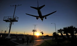 Un avion atterrit à l'aéroport de Los Angeles (LAX) en Californie, le 1er novembre 2013