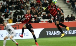 Le défenseur brésilien de Nice Dante (d) fait une tête contre Brest, le 21 février 2020 à Nice