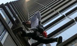 Le spiderman français Alain Robert escalade la Heron Tower à Londres, le 25 octobre 2018