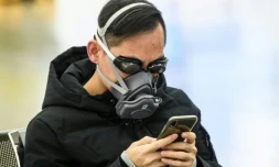 Un passager avec des lunettes de natation et un masque à la gare de Hong Kong qui relie ce territoire à la Chine continentale, le 28 janvier 2020 