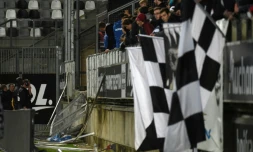 La barrière d'une tribune visiteurs qui s'est effondrée lors du match Amiens-Lille au stade de La Licorne, le 30 septembre 2017