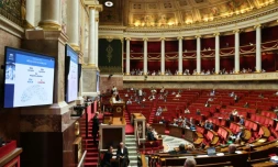 Un écran affiche l'adoption par les députés du premier article de la loi sur la protection de l'enfance et la lutte contre la violence dans les écoles à l'Assemblée nationale, le 1er juin 2026 à Paris