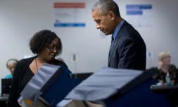 Le président américain Barack Obama vote de façon anticipée pour l'élection visant à désigner son successeur à la Maison Blanche, le 7 octobre 2016 à Chicago