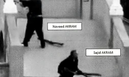 Cette photo d'un document judiciaire publié par la justice de Nouvelle-Galles du Sud le 22 décembre 2025 oontre Sajid and Naveed Akram tirant vers la foule le 14 décembre 2025