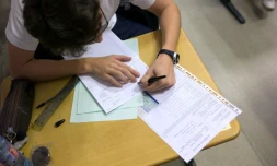 Un élève lors de l'examen du baccalauréat, à Paris le 18 juin 2012