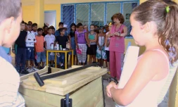 Inauguration du projet bac à compost pédagogique dans une école de Sainte-Suzanne, lundi 4 avril 2011.
