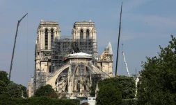 Des échaffaudages installés sur Notre-Dame gravement endommagée par un incendie, le 7 mai 2019 à Paris