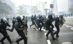 Heurts entre policiers et "gilets jaunes" lors d'une manifestation Place d'Italie, le 16 novembre 2019 Ă Paris
