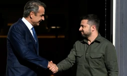 Le Premier ministre grec Kyriakos Mitsotakis (g) reçoit le président ukrainien Volodymyr Zelensky à AthÚnes, le 21 août 2023