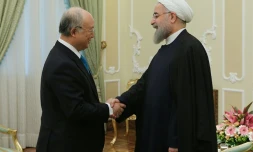 Photographie remise par le bureau de la présidence iranienne montrant Yukiya Amano, président de l'Agence internationale de l'énergie atomique (g), et le président iranien Hassan Rohani, à Téhéran le 18 janvier 2016