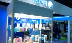 Le groupe pharmaceutique Sanofi a annoncé lundi soir l'arrêt immédiat de la production de son usine chimique de Mourenx (Pyrénées-Atlantiques), devant le tollé suscité par des informations de presse sur ses émissions hors norme de rejets toxiques.