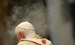 Le pape BenoĂźt XVI le 25 novembre 2012 Ă la basilique Saint-Pierre au Vatican