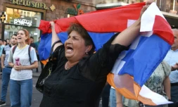 Une manifestante porte un drapeau du Karabakh Ă Erevan le 21 septembre 2023