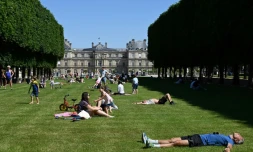 Des personnes allongées sur les pelouses du jardin du Luxembourg, le 30 mai 2020 à Paris