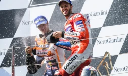 L'Italien Andrea Dovizioso (d) en liesse sur le podium du GP d'Autriche, catégorie MotoGP, sur le circuit de Spielberg, le 13 août 2017