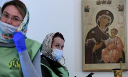 Des fidÚles masquées assistent à la traditionnelle bénédiction à Moscou, le 18 avril 2020, à la veille de la Pùque orthodoxe