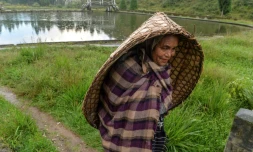 Une villageoise près d'un réservoir d'eau dans le village de Nongthymmai-Lumthangding, près de Shillong, dans le nord-est de l'Inde le 19 septembre 2019