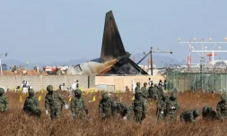 Des militaires effectuent des recherches aux alentours du lieu du crash du Boeing 737-800 de Jeju Air à Muan, en Corée du Sud, le 31 décembre 2024