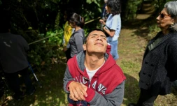 Des personnes aveuglent écoutent les chants d'oiseaux dans la forêt de San Antonio, près de Cali, le 11 février 2022 en Colombie