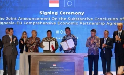 Le ministre indonésien de l'Economie, Airlangga Hartarto (au centre à g.), et le commissaire européen au commerce, Maros Sefcovic (au centre à d.), posent sur scène après avoir paraphé l'accord de libre-échange entre l'Indonésie et l'UE sur l'île indonésienne de Bali, le 23 septembre 2025