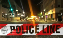 Un ruban de police délimite un périmètre de sécurité à Jacksonville, le 26 août 2018, après qu'un tireur a tué deux personnes lors d'un tournoi de jeu vidéo, avant de se suicider