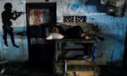 Un homme dort devant sa maison pendant une coupure de courant Ă Colombo, le 30 mars 2022 au Sri Lanka