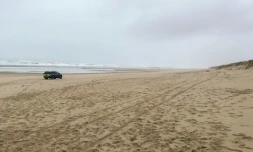 Une voiture de gendarmerie sur la plage du Gressier au Porge (Gironde), oĂč des paquets suspects ont Ă©tĂ© retrouvĂ©s le 11 novembre 2019