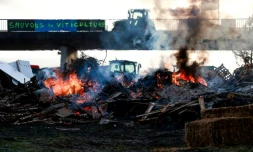 L'A63 à Cestas, au sud de Bordeaux, bloquée par des agriculteurs, le 22 décembre 2025