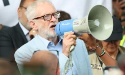L'ancien chef du Labour britannique Jeremy Corbyn participe Ă une manifestation devant les grilles de Downing Street, dans le centre de Londres, le 9 septembre 2025