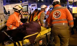 Une victime de l'attaque du Bataclan évacuée le 13 novembre 2015 à Paris