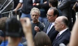 François Hollande (c) entouré du maire de Saint-Etienne-de-Rouvray Hubert Wulfranc et du ministre de l'Intérieur Bernard Cazeneuve (d), s'adresse à la presse, le 26 juillet 2016 à saint-Etienne-de-Rouvray