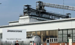 Un salarié sort de l'usine Bridgestone, à Béthune (Pas-de-Calais), le 16 septembre 2020