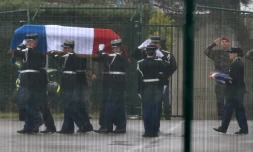 Le cercueil du gendarme Arnaud Beltrane, portĂ© par ses collĂšgues sur le tarmac de l'aĂ©roport de Carcassonne, le 27 mars 2018, pour ĂȘtre transfĂ©rĂ© Ă Paris et y recevoir mercredi un hommage national.
