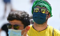 Protégés par des masques contre le coronavirus, des fidèles écoutent la prière dite par le pape sur la place Saint-Pierre au Vatican le 23 août 2020