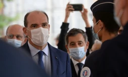 Le Premier ministre Jean Castex, avec à ses côtés le ministre de l'Intérieur Gérald Darmanin, discute avec de nouvelles recrues lors d'une visite au commissariat de Rennes le 1er octobre 2021