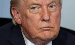 Le président américain Donald Trump prend part à un entretien avec son homologue français Emmanuel Macron, le 15 juin 2026 à Evian (Haute-Savoie)