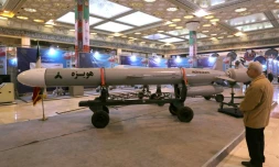 Le missile de croisière Hoveizeh montré lors d'une cérémonie à Téhéran le 2 février 2019. L'Iran a annoncé avoir testé avec "succès" ce missile d'une portée supérieure à 1.350 km 