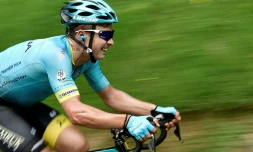 Le Kazakh Alexey Lutsenko (Astana) lors d'une échappée pendant la 2e étape du Dauphiné, le 5 juin 2017 entre Saint-Chamond et Arlanc