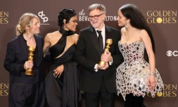 De gauche à droite: la productrice américaine Sara Murphy, l'actrice américaine Teyana Taylor, le réalisateur américain Paul Thomas Anderson et l'actrice américaine Chase Infiniti, recompensés par le Golden Globe de la meilleure comédie pour "Une bataille après l'autre", lors de la cérémonie des Golden Globes à Beverly Hills, le 11 janvier 2026